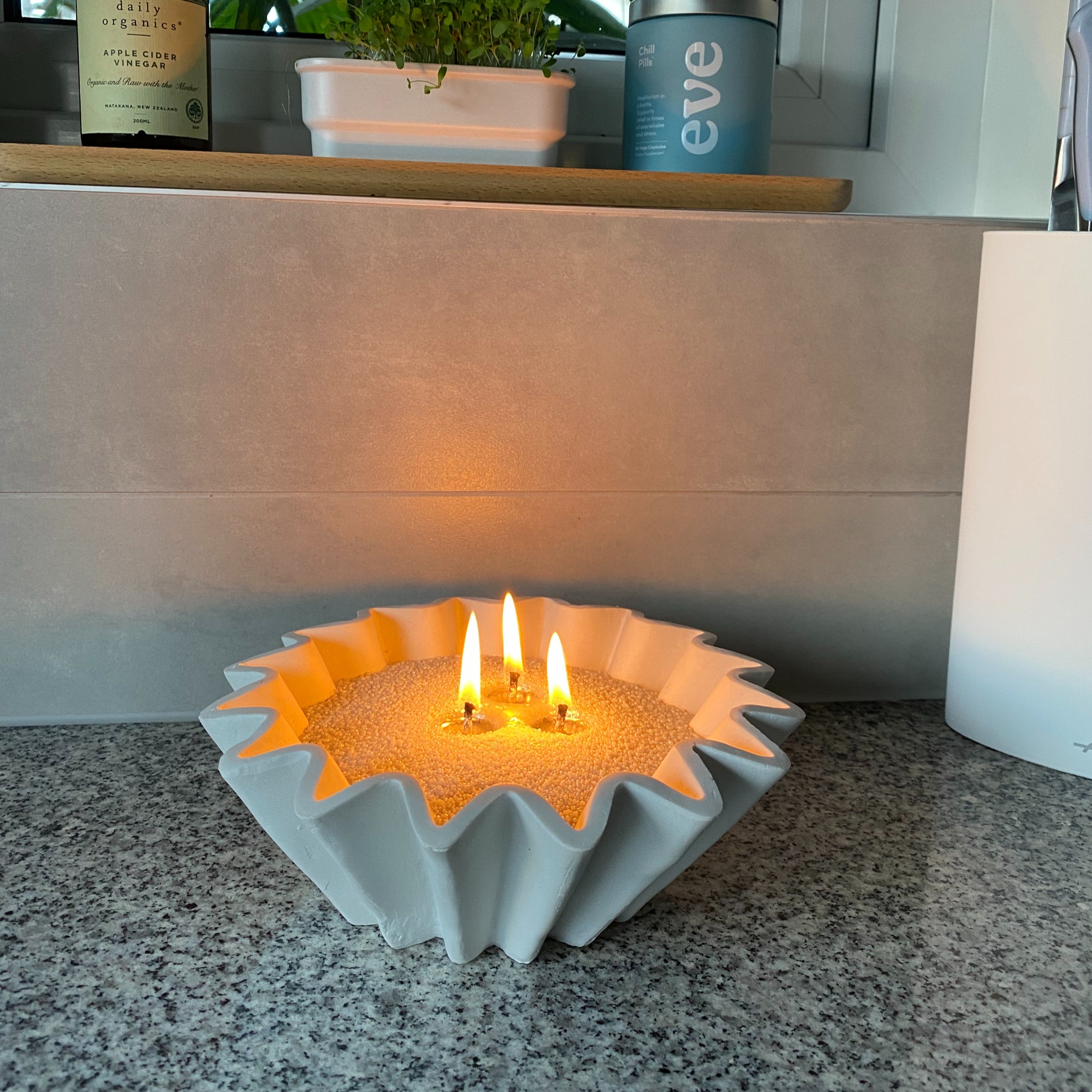 Ceramic candle with pearlescent sandwax. Customised with 3 wicks